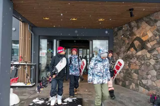AW 14 Entrance