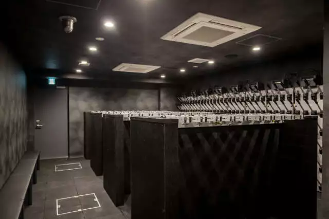 FF 17 Ski Lockers