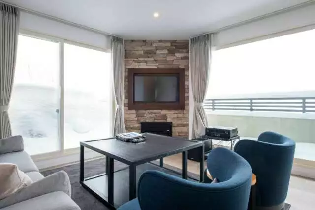 FW 05 3 BR Penthouse Residence