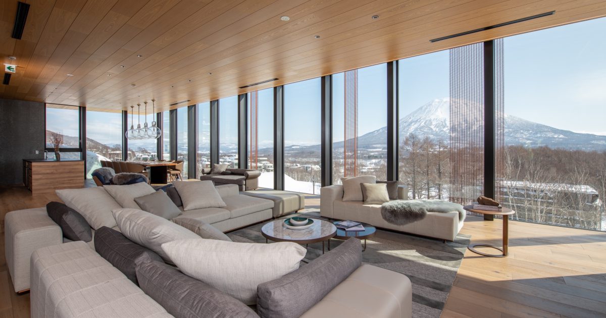 インテュイション｜ニセコひらふ地区の閑静な森に立つ6階建て高級