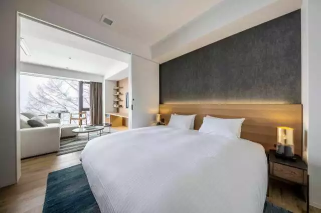 INT 21 1 BR Suite
