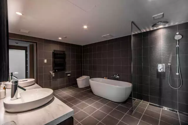 The ensuite bathroom in the largest bedroom of Jade Rabbit chalet