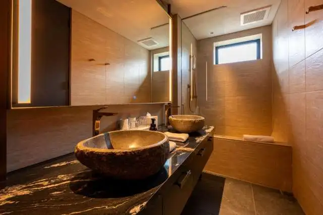 Meigetsu Aki Niseko 16 Bathroom2