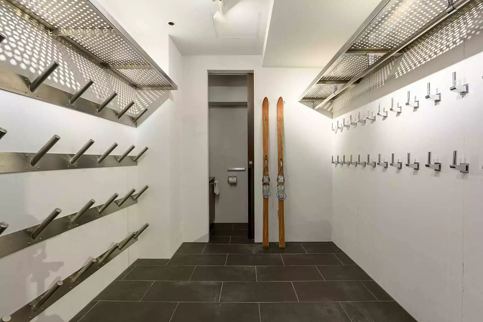 Sekka Sekka 5 Bedroom Chalet 17 Ski Storage Room