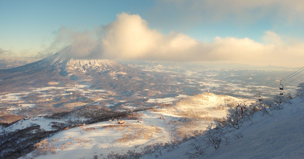 pizza-box-lift-sunset-hirafu-