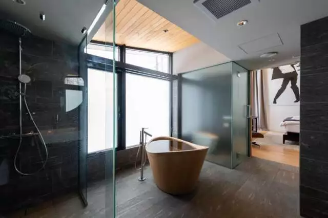 Kazahana Niseko bathroom with bathtub